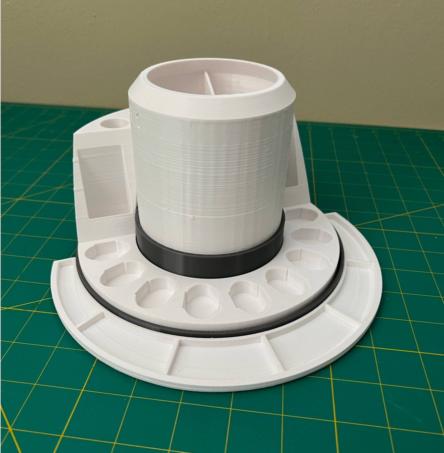 Rotating Paint Station – Designed for Neat, Easy & Efficient Art Sessions  - P004