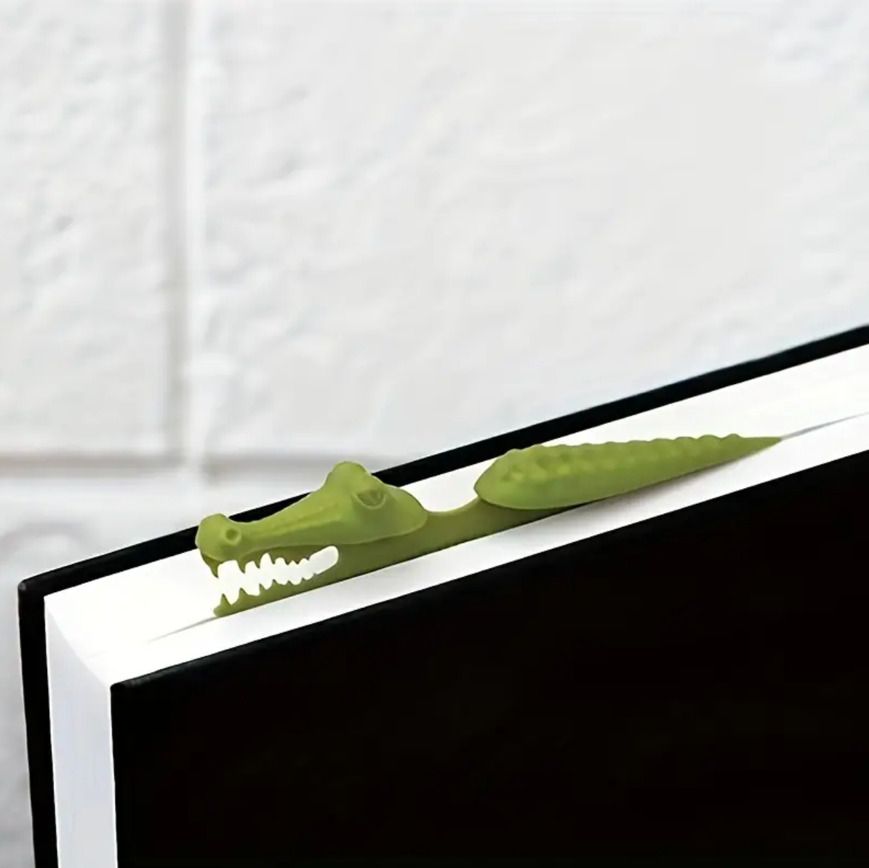 Crocodile Bookmark -  B006.